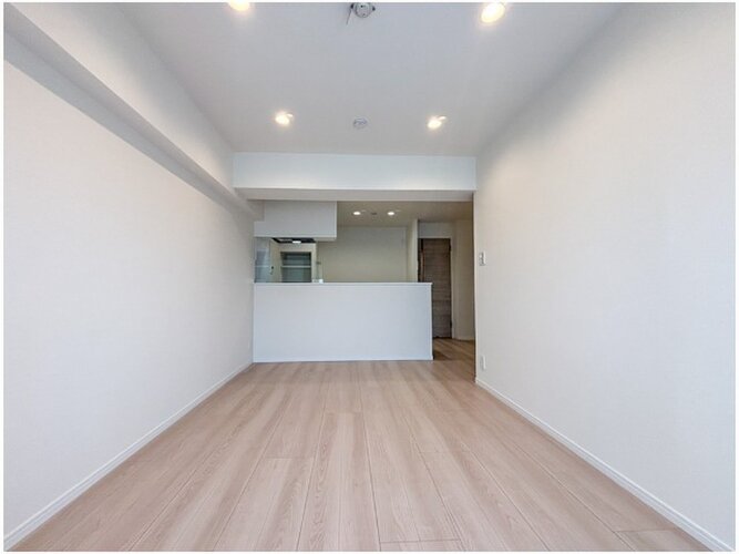 柔らかな色合いのフローリングと清潔感のあふれる白のクロスが明るい空間を創り出しているLDK。 柔らかな色合いのフローリングと清潔感のあふれる白のクロスが明るい空間を創り出しているLDK。