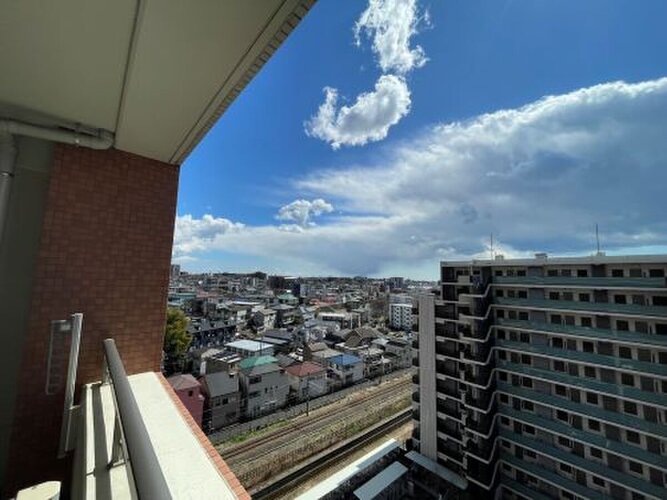 バルコニーからの眺望。近隣の建物との間隔もしっかり取られて風通し良好です。 バルコニーからの眺望。近隣の建物との間隔もしっかり取られて風通し良好です。