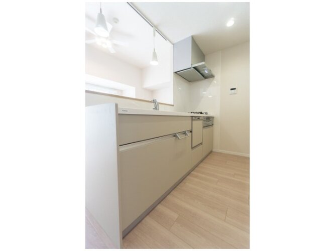 目の前をオープンにすることで開放感が生まれる対面式キッチン。家事をお手伝いしてもらうのもいいですね♪