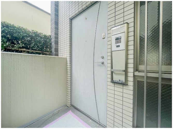 扉を開くと明るく暖かなお部屋がまっております。 扉を開くと明るく暖かなお部屋がまっております。