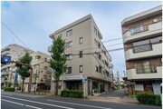 平成築、総戸数13戸のマンション。最寄り駅「三鷹」駅まで徒歩10分ほど。 平成築、総戸数13戸のマンション。最寄り駅「三鷹」駅まで徒歩10分ほど。