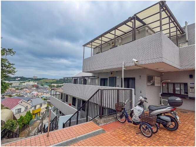 陽だまりの中でそよ風を感じる快適な空間。青空の下にその落ち着きのある外観を描き出します。 陽だまりの中でそよ風を感じる快適な空間。青空の下にその落ち着きのある外観を描き出します。