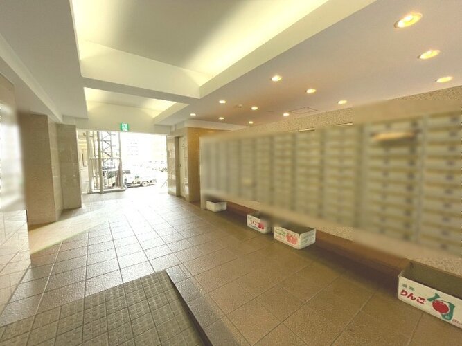 あたたかな陽射しの差し込む明るいエントランス。都会の喧騒からはずれ、穏やかな心安らぐ時間が流れます。