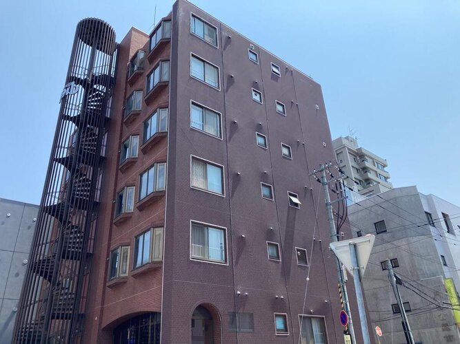 重厚なイメージを受けるマンション。住むほどにその印象が誇らしくなります。