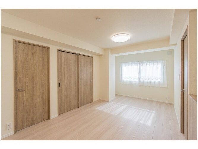 爽やかな風がそよぐ光に溢れた空間。清々しい気持ちになるお部屋です。 爽やかな風がそよぐ光に溢れた空間。清々しい気持ちになるお部屋です。