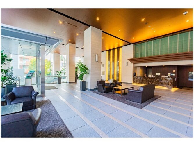 開放感溢れる空間。厳選された素材で構成された壁面。ホテルライクな共用部分は充実さも兼備しています。 開放感溢れる空間。厳選された素材で構成された壁面。ホテルライクな共用部分は充実さも兼備しています。