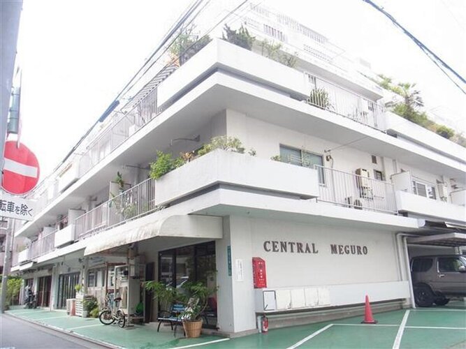 目黒駅徒歩8分、恵比寿駅徒歩11分の場所に佇むマンション。