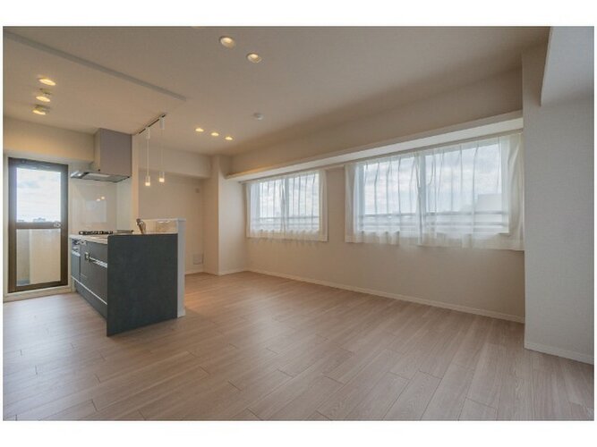 リビングダイニングとスムーズに繋がる対面式キッチン。料理や片付けが捗る明るい空間に仕上げました。