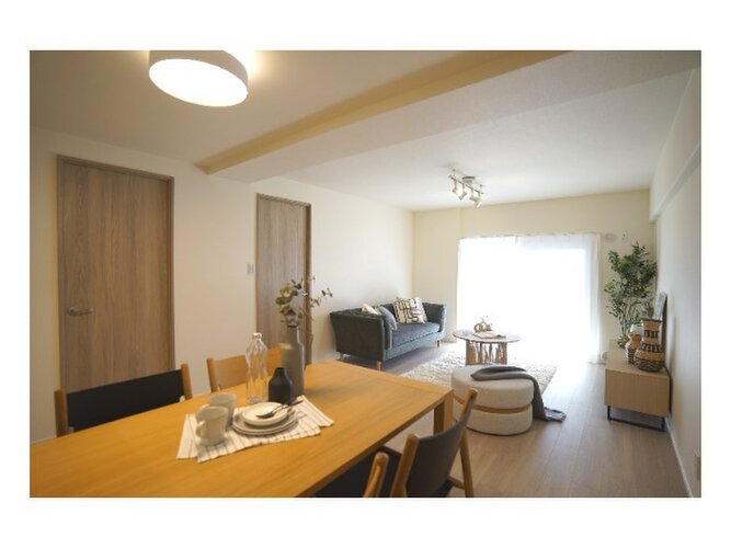 お部屋の形が綺麗なリビングの為、テーブルやソファなどの家具を一通り置くことができそうです♪ お部屋の形が綺麗なリビングの為、テーブルやソファなどの家具を一通り置くことができそうです♪