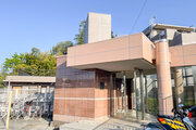 閑静な住宅街に佇むマンション。柔らかい色調とマットな素材が穏やかな雰囲気を奏でます。 閑静な住宅街に佇むマンション。柔らかい色調とマットな素材が穏やかな雰囲気を奏でます。