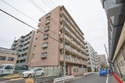 錦糸町駅まで徒歩10分。日常生活便利な立地に佇むマンションです。