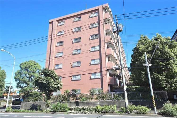 隙のないフォルムを包み込む植栽に囲まれたマンション。綺麗に手入れされております。 隙のないフォルムを包み込む植栽に囲まれたマンション。綺麗に手入れされております。