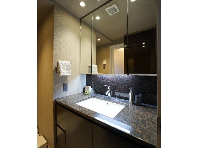 快適に過ごせることはもちろん、気品や優雅さを兼ね備えたパウダールームです。