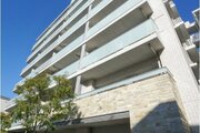 隙のないフォルムを包み込む植栽に囲まれたマンション。綺麗に手入れされております。 隙のないフォルムを包み込む植栽に囲まれたマンション。綺麗に手入れされております。