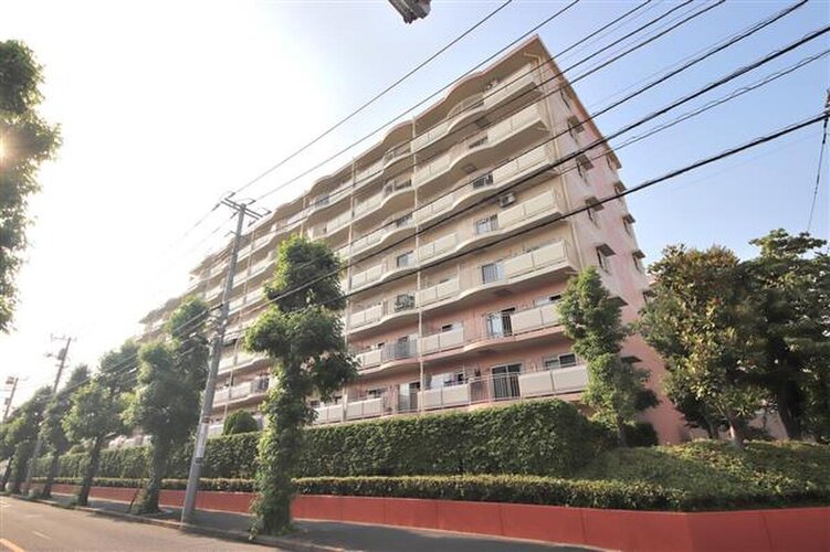 JR「新松戸」駅より徒歩6分。都市機能の利便性を感じられる立地に建つマンションです。