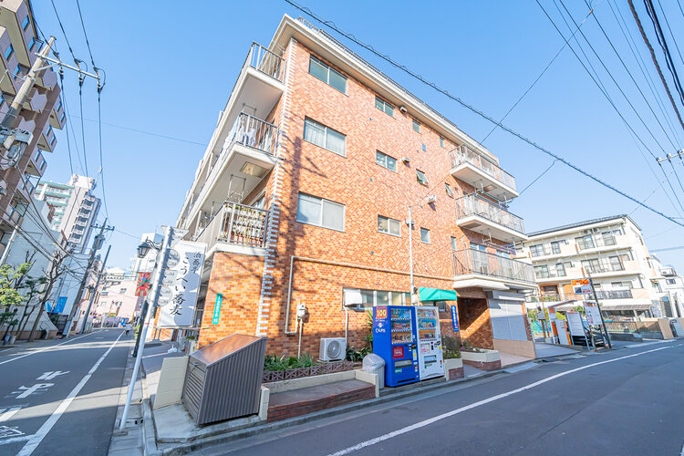 統一した色調でデザインされたマンションは周囲と調和した景観を生み出しています。 統一した色調でデザインされたマンションは周囲と調和した景観を生み出しています。