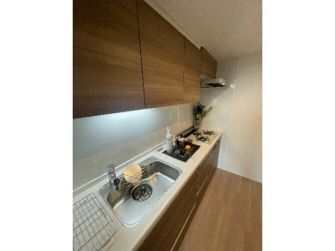 優しい温もりを醸し出すキッチンは料理の為の配慮を散りばめられた仕様です。 優しい温もりを醸し出すキッチンは料理の為の配慮を散りばめられた仕様です。