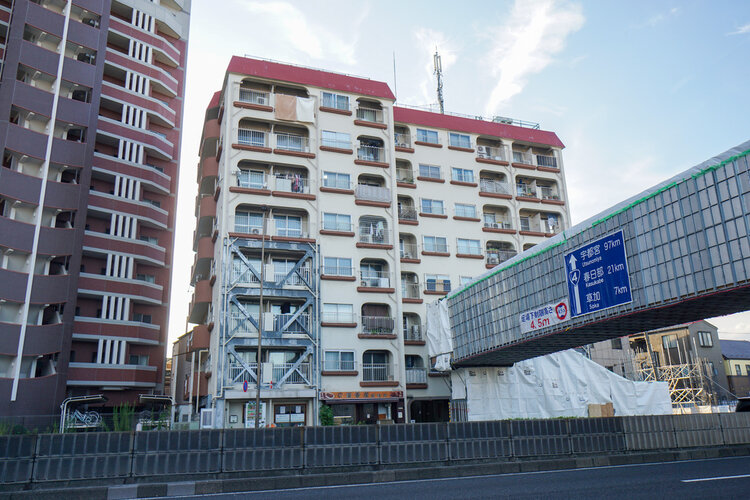 閑静な住宅街に佇むマンション。柔らかい色調とマットな素材が穏やかな雰囲気を奏でます。