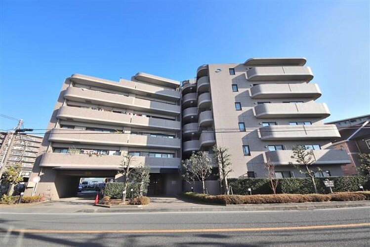 伸びやかな印象を受けるマンションです。陽当たりの良さと開放感のある快適な住まいは日々の生活を快適に♪ 伸びやかな印象を受けるマンションです。陽当たりの良さと開放感のある快適な住まいは日々の生活を快適に♪