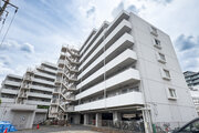 鮮やかな緑を効果的に纏った外観。爽やかな風がそよぐ心温まるお部屋へ優しく誘います。