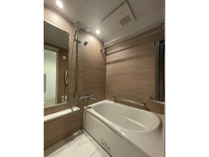 ナチュラルな壁面デザインのユニットバス。ゆったりと寛げて、心と体が芯まで温まります。