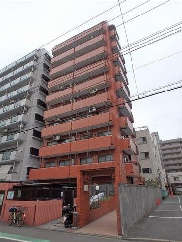 横浜ブルーライン「吉野町」駅まで徒歩3分。都市機能の利便性を感じられる立地に建つマンションです。