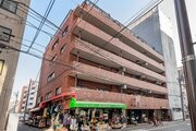 閑静な住宅街に佇むマンション。柔らかい色調とマットな素材が穏やかな雰囲気を奏でます。 閑静な住宅街に佇むマンション。柔らかい色調とマットな素材が穏やかな雰囲気を奏でます。
