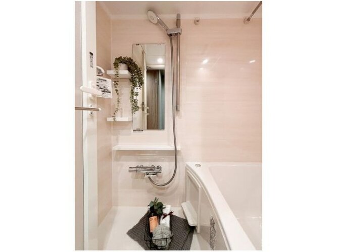 癒しの空間バスルームは清潔感あるホワイトカラーを基調にシャープな空間を演出。