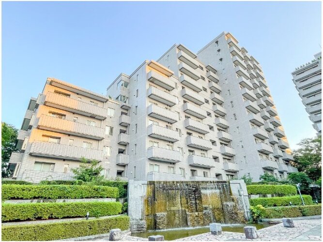 閑静な住宅街に佇むマンション。柔らかい色調とマットな素材が穏やかな雰囲気を奏でます。