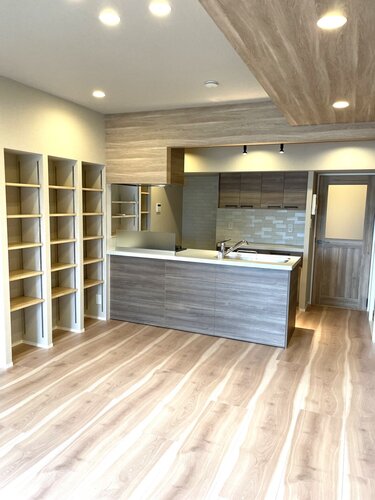 リビング ・木目調が美しいキッチンや建具、床材などが相まって、大人モダンで上質な居住空間を演出します。 リビング ・木目調が美しいキッチンや建具、床材などが相まって、大人モダンで上質な居住空間を演出します。