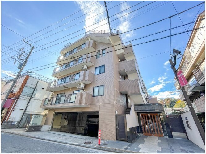 閑静な住宅街に佇むマンション。柔らかい色調とマットな素材が穏やかな雰囲気を奏でます。