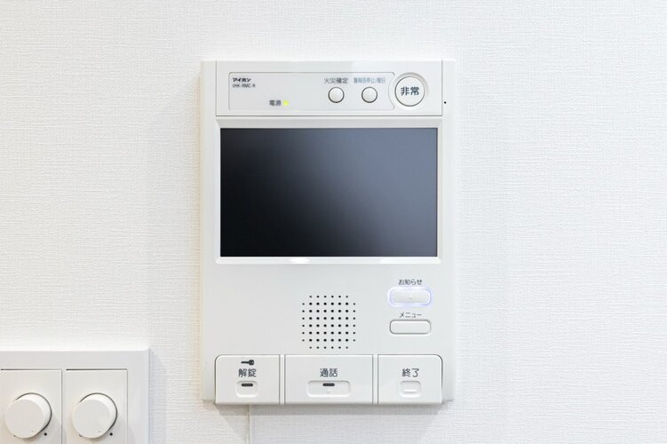 ◆TVモニター付インターホン◆訪ねてきた相手をモニター越しに確認でき、防犯対策に役立ちます。インターホン越しに話をすることが可能です。 ◆TVモニター付インターホン◆訪ねてきた相手をモニター越しに確認でき、防犯対策に役立ちます。インターホン越しに話をすることが可能です。