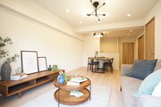 落ち着きのあるフローリングと清潔感のあるクロスが心和む空間を作り出しています。※家具はディスプレイです 落ち着きのあるフローリングと清潔感のあるクロスが心和む空間を作り出しています。※家具はディスプレイです