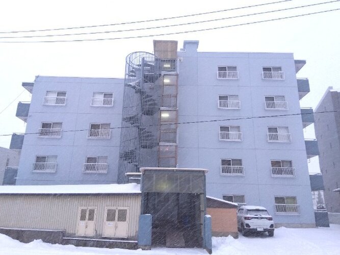 統一した色調でデザインされたマンションは周囲と調和した景観を生み出しています。 統一した色調でデザインされたマンションは周囲と調和した景観を生み出しています。