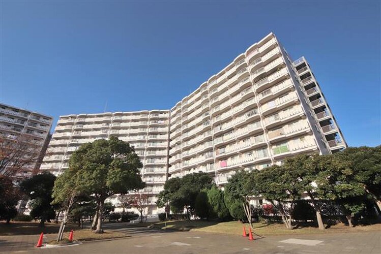 重厚なイメージを受けるマンション。住むほどにその印象が誇らしくなります。 重厚なイメージを受けるマンション。住むほどにその印象が誇らしくなります。