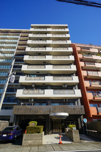 閑静な住宅街に佇むマンション。柔らかい色調とマットな素材が穏やかな雰囲気を奏でます。 閑静な住宅街に佇むマンション。柔らかい色調とマットな素材が穏やかな雰囲気を奏でます。