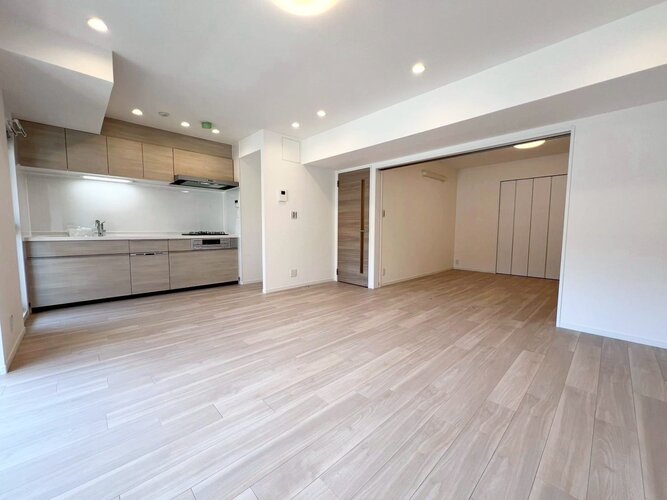 洋室③の間仕切り戸を開放して広めのLDKとしても利用可能