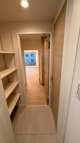 洗面室には収納力豊富な収納棚があります。