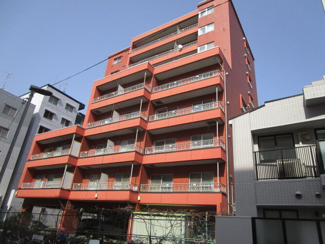 統一した色調でデザインされたマンションは周囲と調和した景観を生み出しています。