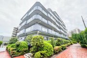 隙のないフォルムを包み込む植栽に囲まれたマンション。綺麗に手入れされております。 隙のないフォルムを包み込む植栽に囲まれたマンション。綺麗に手入れされております。