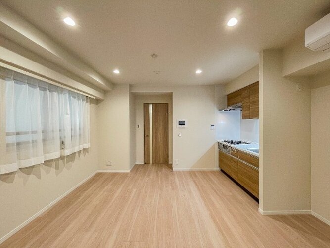 お部屋の形が綺麗なリビングの為、テーブルやソファなどの家具を一通り置くことができそうです♪ お部屋の形が綺麗なリビングの為、テーブルやソファなどの家具を一通り置くことができそうです♪