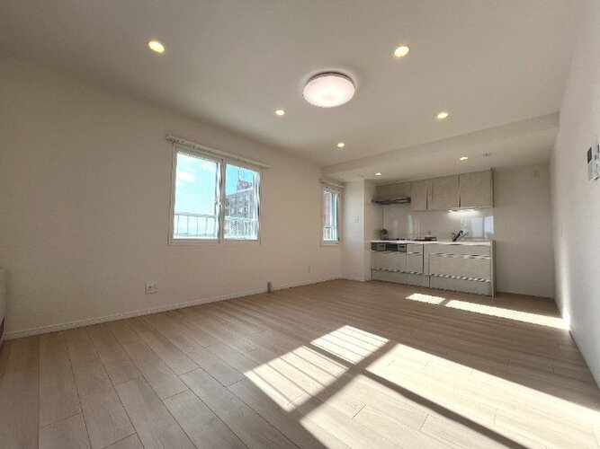 柔らかな色合いのフローリングと清潔感のあふれる白のクロスが明るい空間を創り出しているLDK。 柔らかな色合いのフローリングと清潔感のあふれる白のクロスが明るい空間を創り出しているLDK。