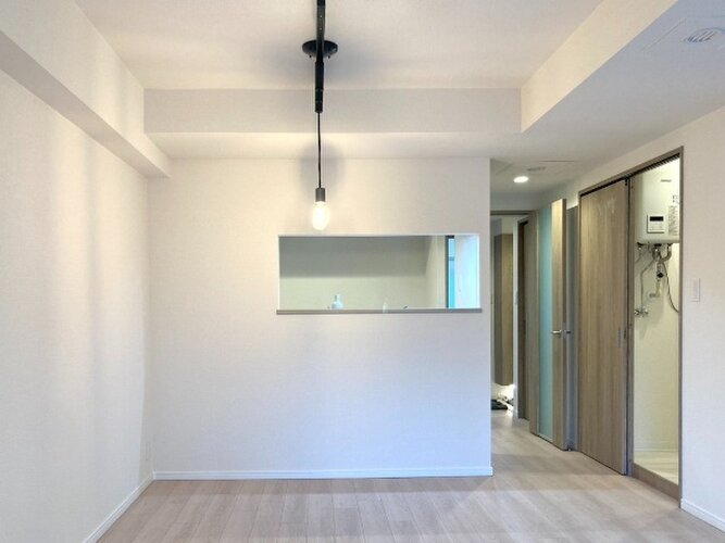 柔らかな色合いのフローリングと清潔感のあふれる白のクロスが明るい空間を創り出しているLDK。