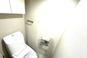 ウォシュレット機能付きのトイレは、収納が付いて実用性も兼ね備えた造りです。