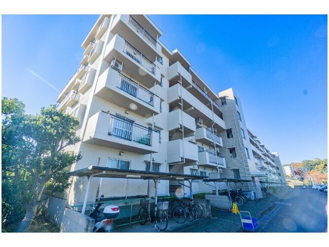 統一した色調でデザインされたマンションは周囲と調和した景観を生み出しています。