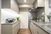 キッチン背面には収納豊富でカウンタースペースも広いカップボードがあります。間接照明がよりいっそう上質空間を創り出す気品溢れるキッチンです。
