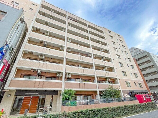 隙のないフォルムを包み込む植栽に囲まれたマンション。綺麗に手入れされております。 隙のないフォルムを包み込む植栽に囲まれたマンション。綺麗に手入れされております。