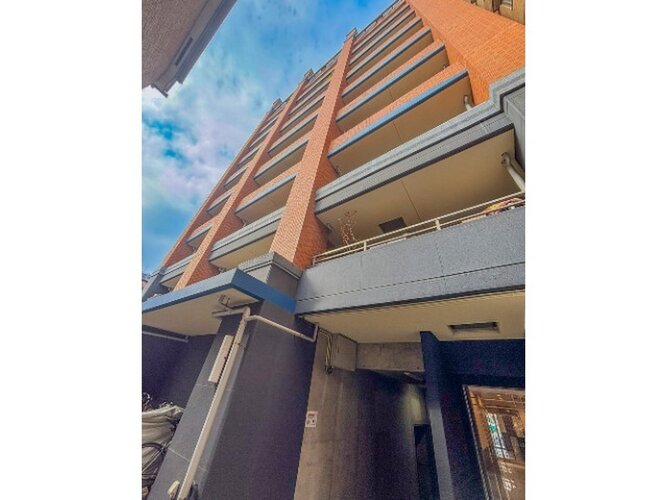 統一した色調でデザインされたマンションは周囲と調和した景観を生み出しています。 統一した色調でデザインされたマンションは周囲と調和した景観を生み出しています。