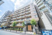閑静な住宅街に佇むマンション。柔らかい色調とマットな素材が穏やかな雰囲気を奏でます。 閑静な住宅街に佇むマンション。柔らかい色調とマットな素材が穏やかな雰囲気を奏でます。