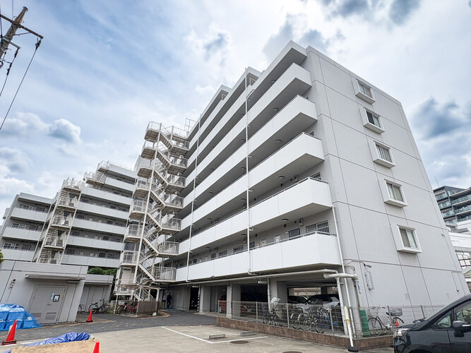 鮮やかな緑を効果的に纏った外観。爽やかな風がそよぐ心温まるお部屋へ優しく誘います。